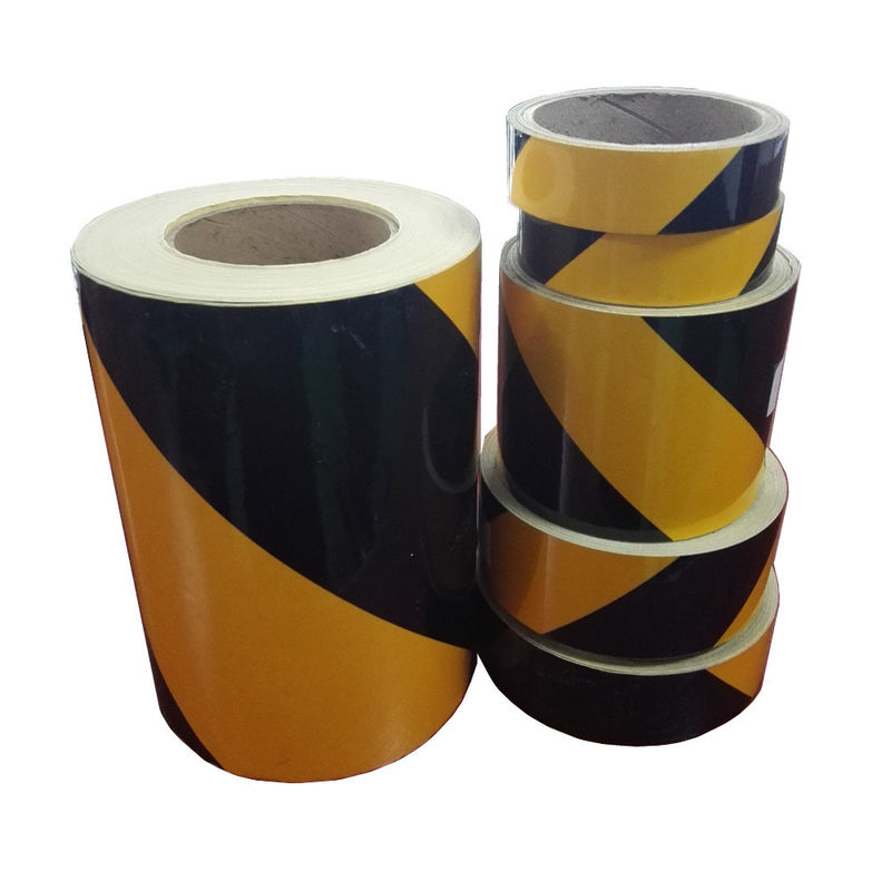 Faixa refletiva de perigo de duas cores com faixa diagonal amarelo e preto Painel refletivo vermelho e branco